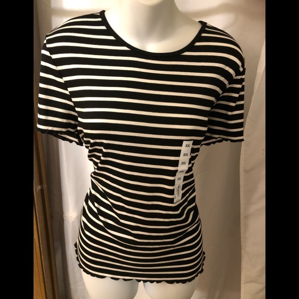 So Black and white knit top size xxl juniors​​​​​​​